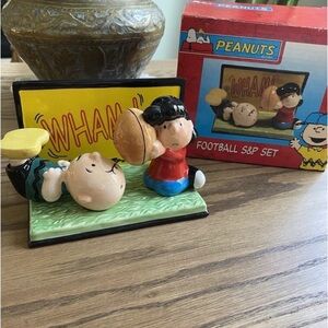 Peanuts Lucy Moving Football on Charlie Brown Salt & Pepper Shakers Vintage NIB